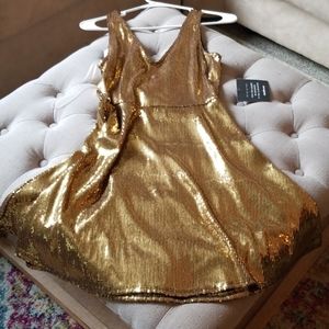 Beautiful gold sequin dress! 🙌